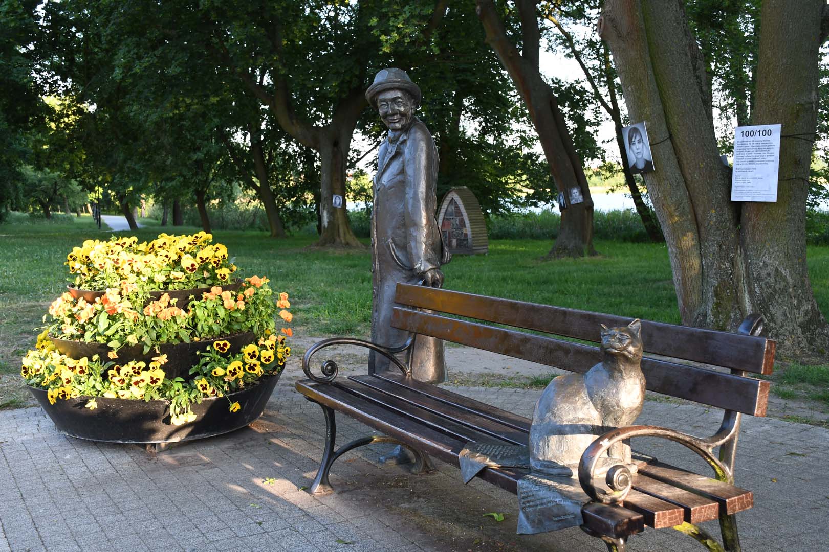 Ławeczka z rzeźbą Wisławy Szymborskiej na promenadzie w Kórniku