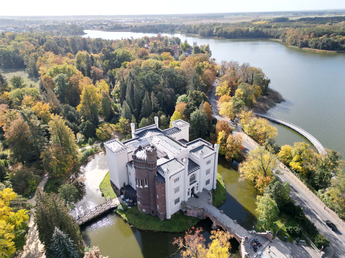 Zamek w Kórniku z lotu ptaka, otoczony fosą i parkiem