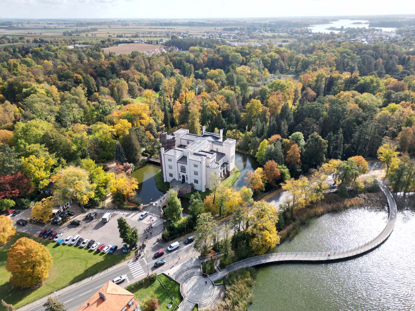 Zamek w Kórniku, fosa i promenada nad Jeziorem Kórnickim jesienią