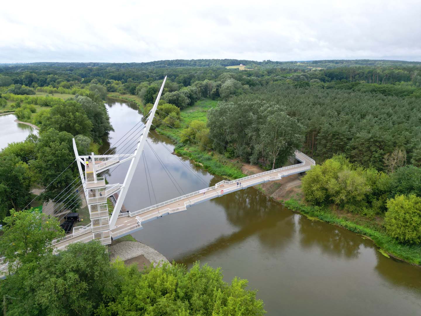 Kładka pieszo-rowerowa nad Wartą w Owińskach z lotu ptaka