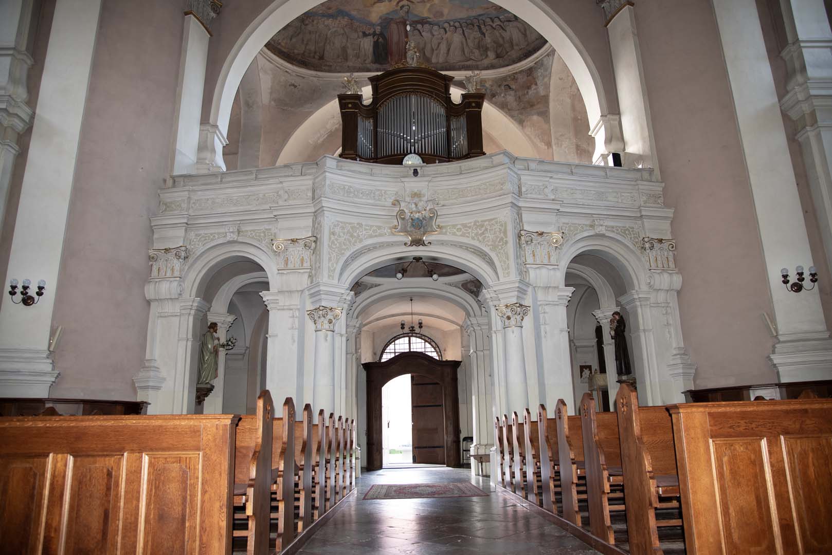 Barokowe wnętrze kościoła w Owińskach z organami