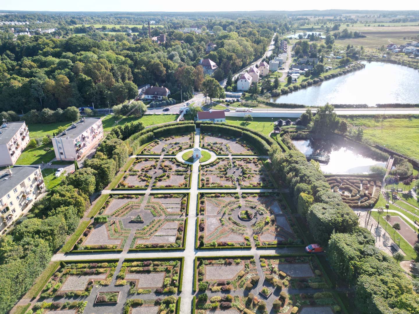 Park Orientacji Przestrzennej w Owińskach z lotu ptaka - geometryczne kwatery ogrodu