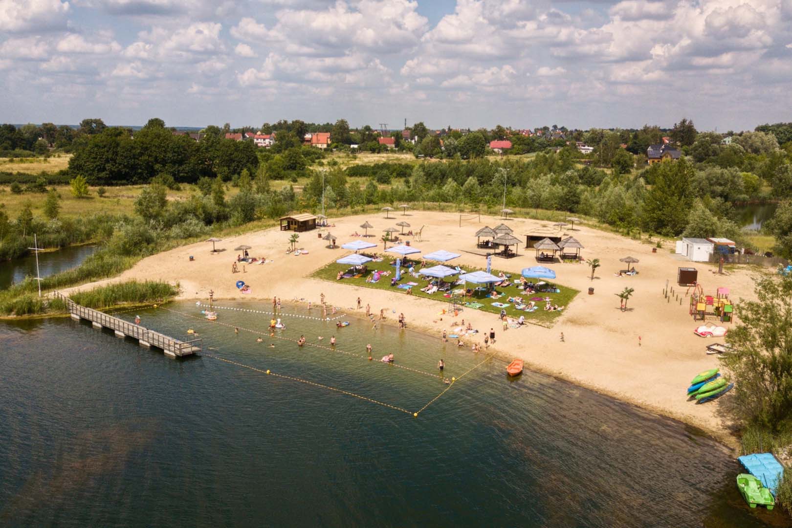 Deski SUP na plaży kąpieliska Tropicana