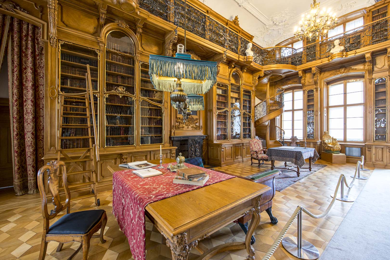 Biblioteka w pałacu w Rogalinie - rzeźbione regały i kręte schody