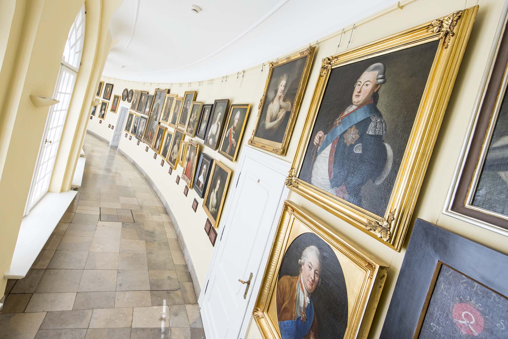 Galeria portretów w łukowym korytarzu pałacu w Rogalinie