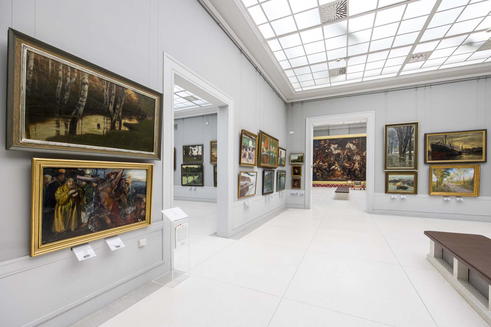 Sale Galerii Obrazów w Rogalinie z widokiem na „Dziewicę Orleańską