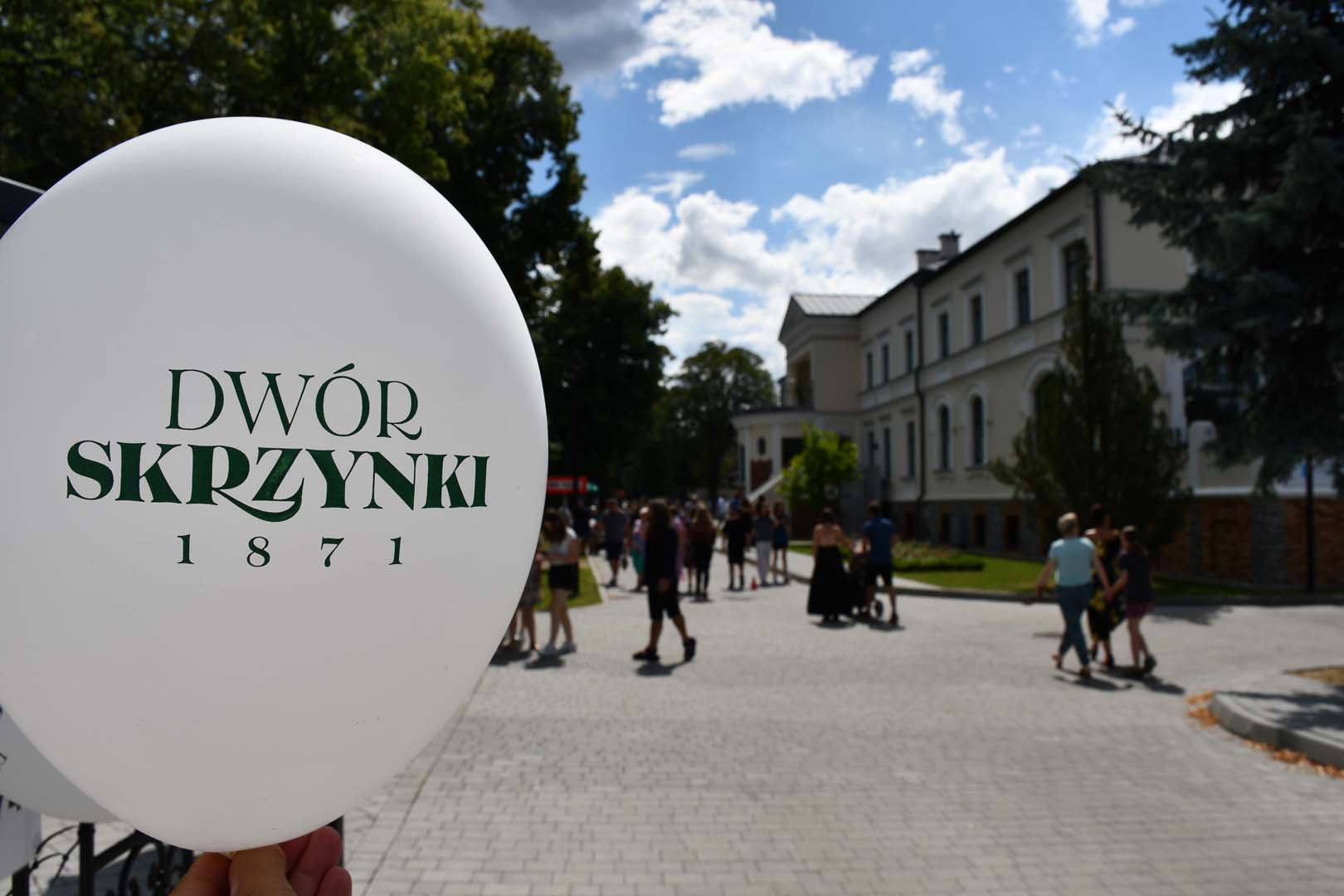 Jarmark przed Dworem Skrzynki, balon z logotypem Dwór Skrzynki 1871