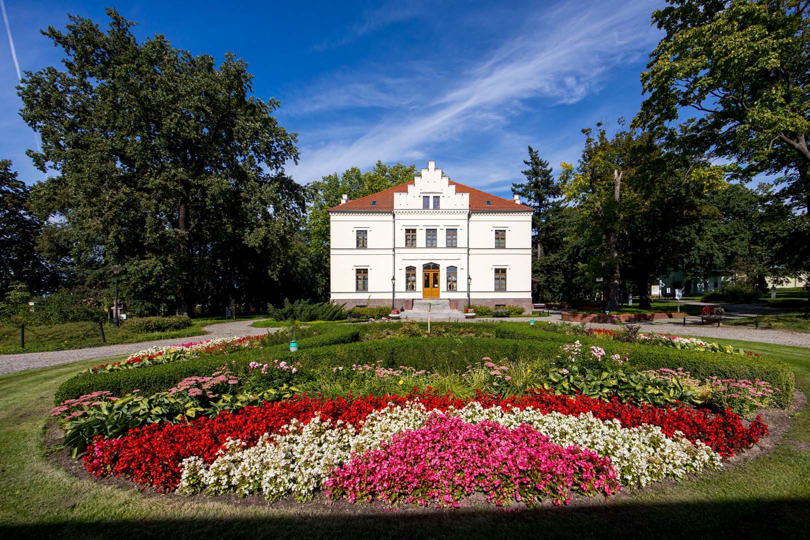 Dworek Muzeum Narodowego Rolnictwa w Szreniawie z kwietnikiem