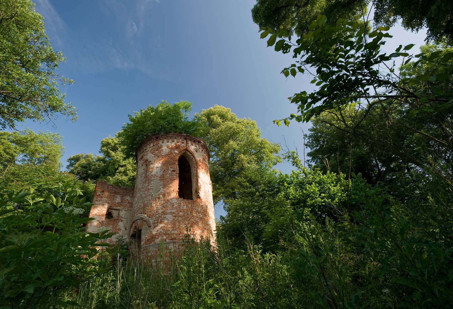 Ceglana wieża ruin zameczku na Wyspie Zamkowej