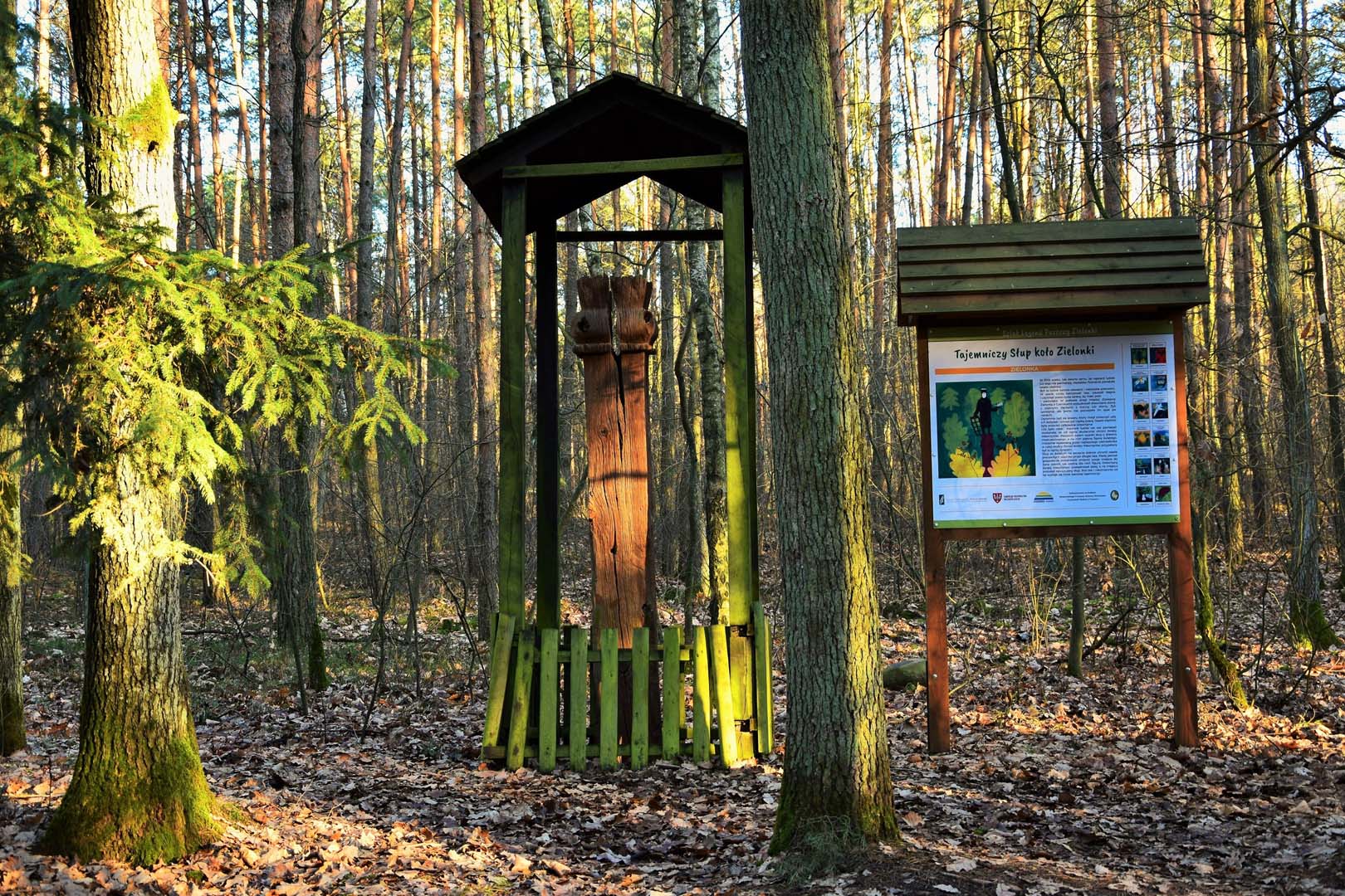 Tajemniczy Słup koło Zielonki z tablicą Szlaku Legend